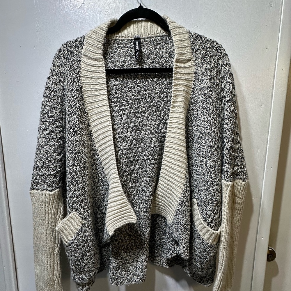 Design LCozy Black and White Women's Sweater